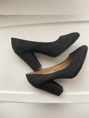 Old Navy Black Suede Round-Toe Heels. Size 10